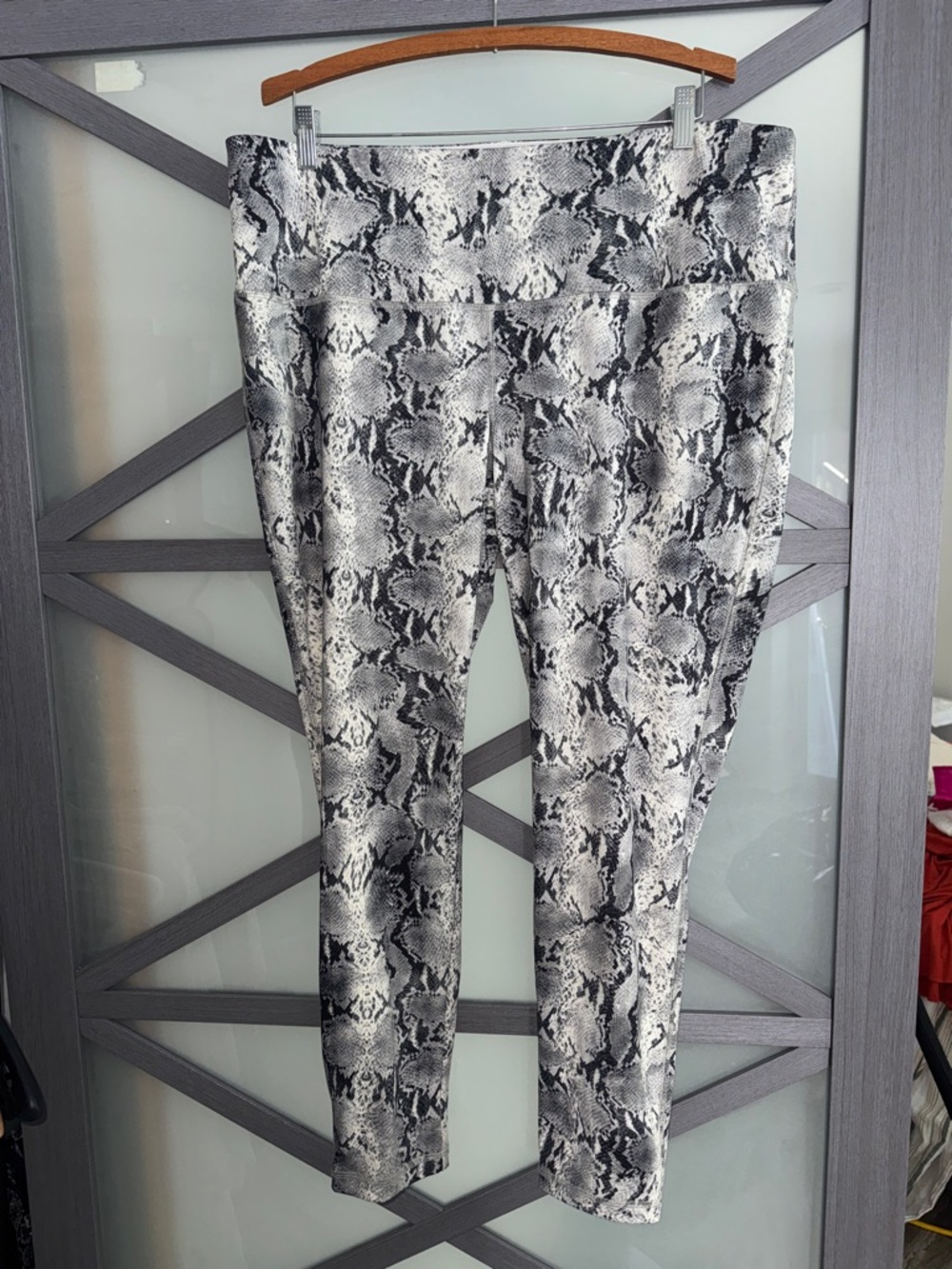 Snake Print High-Waist Leggings - Gray/Black